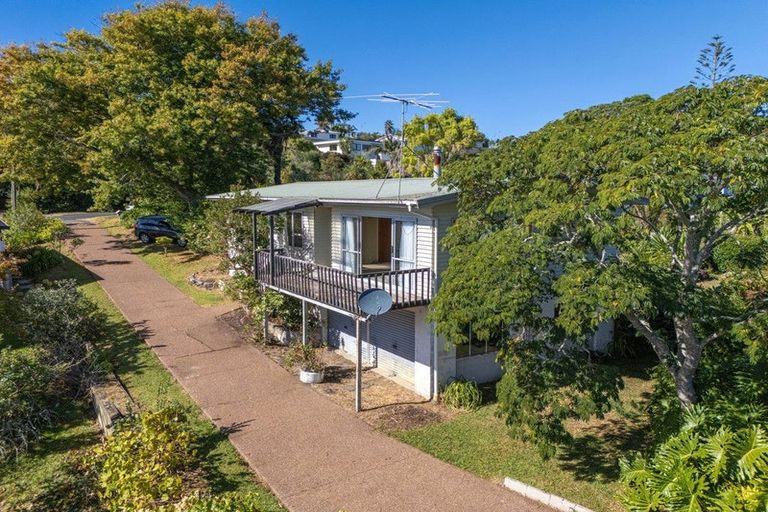Photo of property in 16 Pohutukawa Avenue, Red Beach, 0932