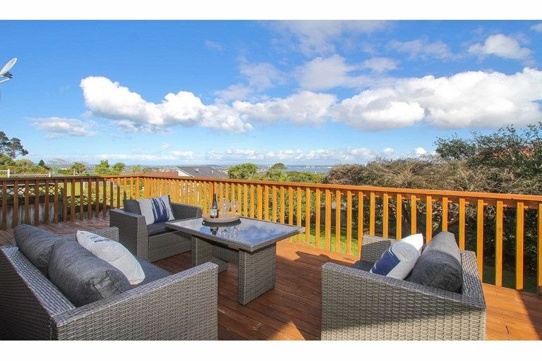 Photo of property in 99 Pupuke Road, Northcote, Auckland, 0627