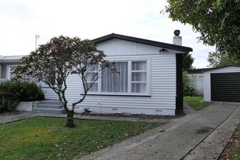 Photo of property in 1 Huia Place, Levin, 5510