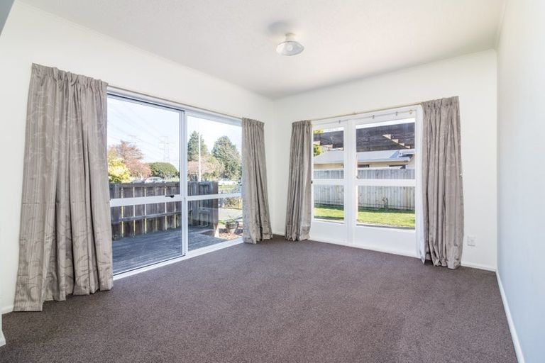Photo of property in 316 Memorial Avenue, Burnside, Christchurch, 8053