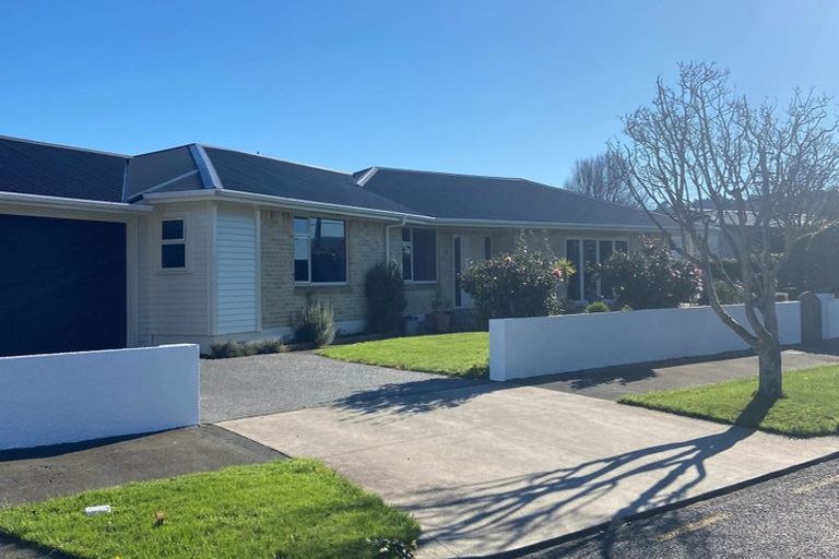 Photo of property in 8 Saulbrey Grove, Woburn, Lower Hutt, 5010