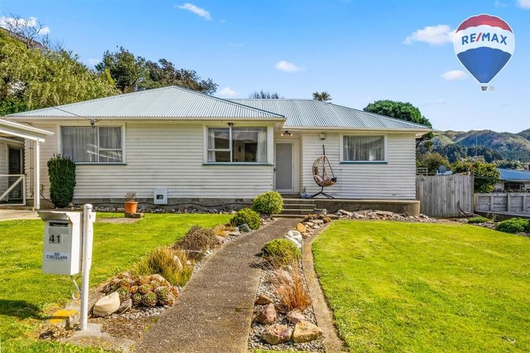 Photo of property in 41 Ranui Terrace, Tawa, Wellington, 5028