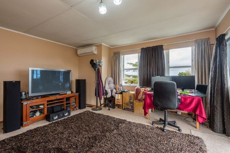 Photo of property in 26 Link Road, Newlands, Wellington, 6037