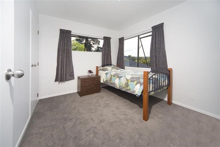 Photo of property in 2/8 Fuchsia Place, Birkdale, Auckland, 0626