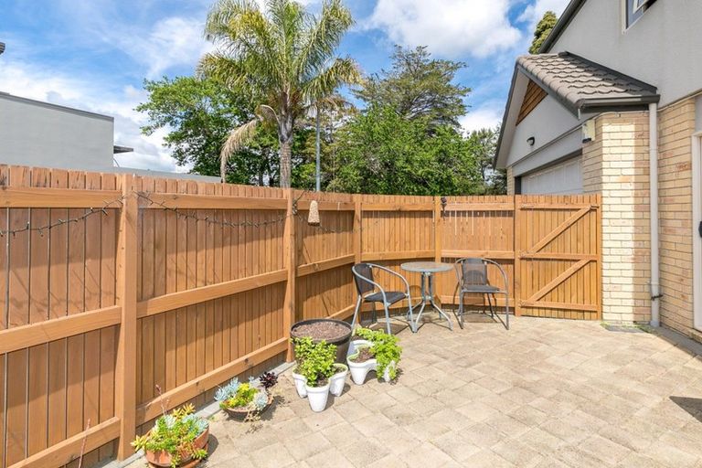 Photo of property in 2/20 Ruakiwi Road, Hamilton Lake, Hamilton, 3204