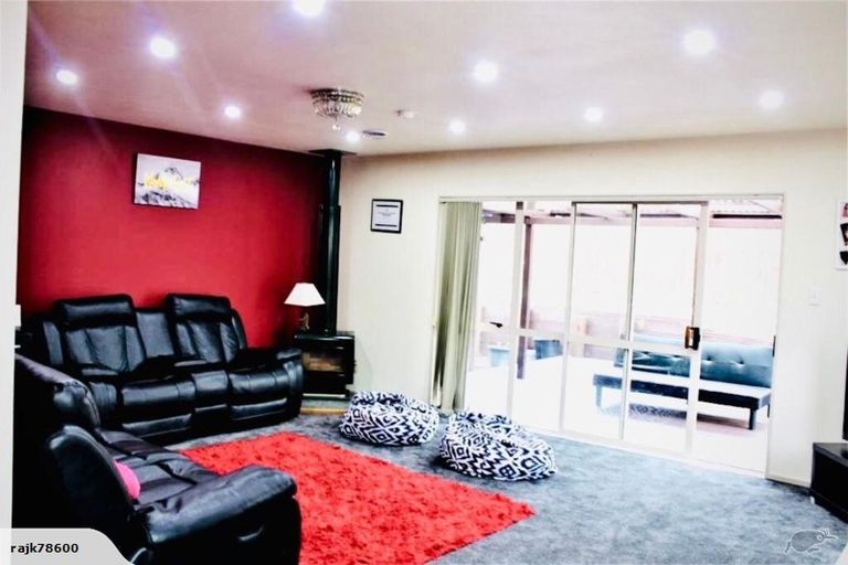 Photo of property in 1/49 Sungrove Rise, Sunnyvale, Auckland, 0612