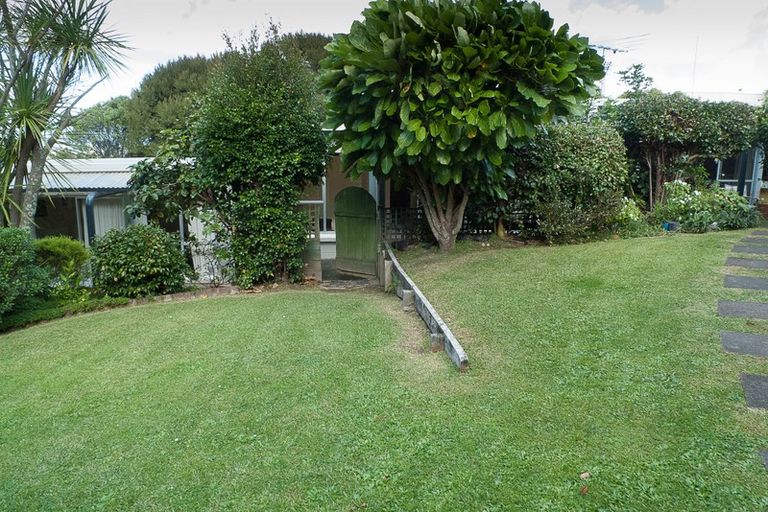 Photo of property in 9/18 Parr Terrace, Castor Bay, Auckland, 0620