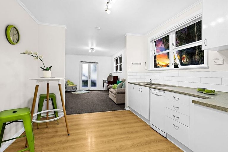 Photo of property in 31 Royal View Road, Te Atatu South, Auckland, 0610