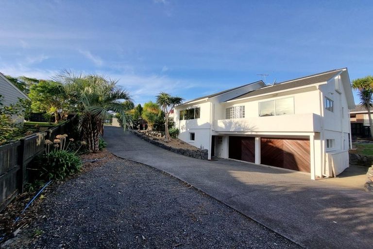 Photo of property in 23 Elsted Place, Goodwood Heights, Auckland, 2105