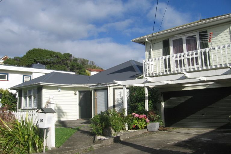 Photo of property in 19 Maungaraki Road, Korokoro, Lower Hutt, 5012