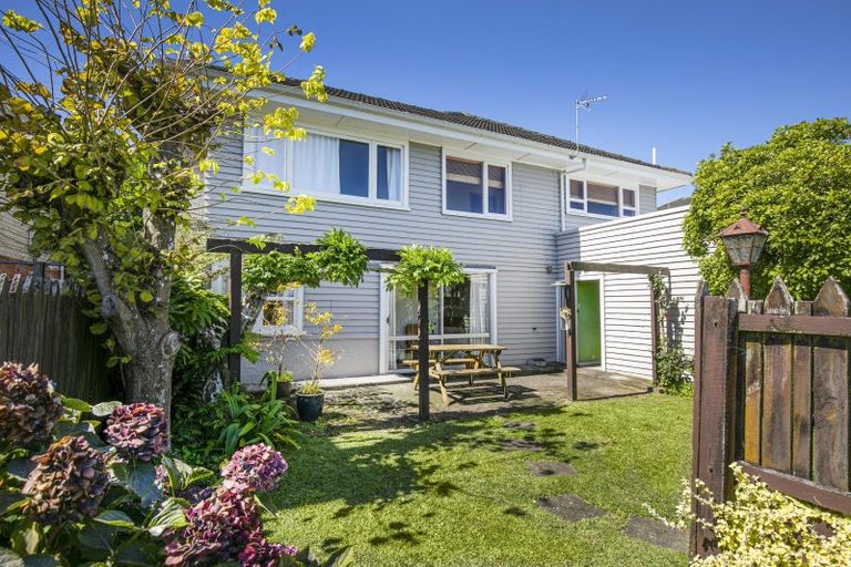 Photo of property in 194 East Coast Road, Forrest Hill, Auckland, 0620