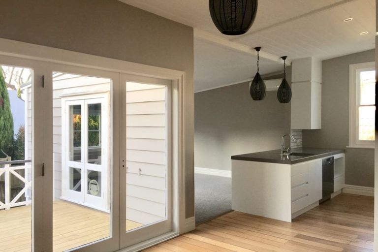 Photo of property in 1/2 Milton Road, Northcote Point, Auckland, 0627