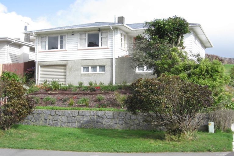 Photo of property in 103 Kenmore Street, Newlands, Wellington, 6037