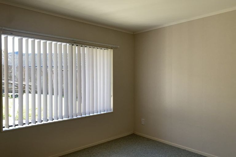 Photo of property in 9 Lanier Place, Glendene, Auckland, 0602