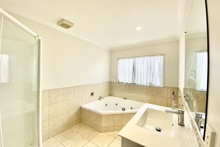 Photo of property in 14 Franshell Crescent, East Tamaki, Auckland, 2013