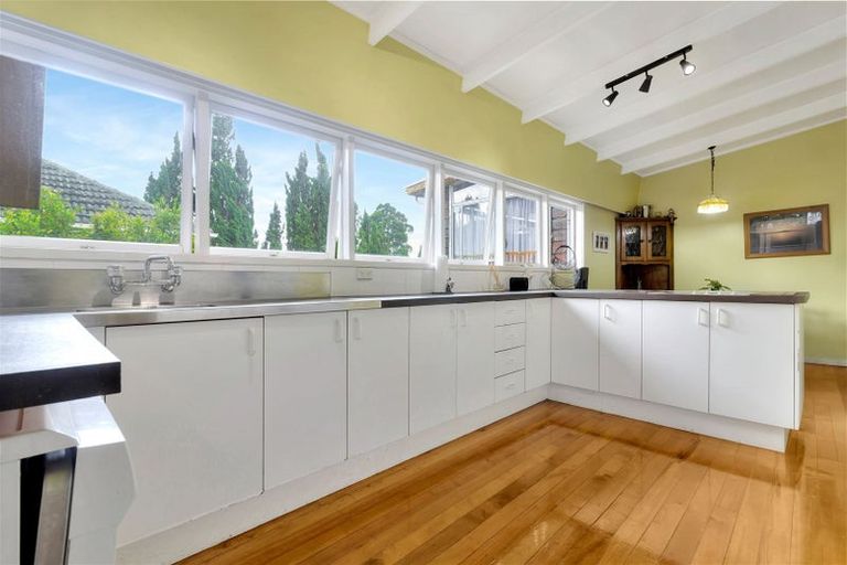 Photo of property in 6 Alwyn Avenue, Te Atatu South, Auckland, 0610