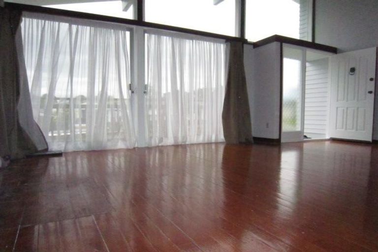 Photo of property in 38 Thornlow Street, Glendene, Auckland, 0602