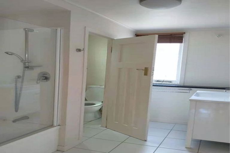 Photo of property in 2/10 Alma Street, Te Atatu South, Auckland, 0610