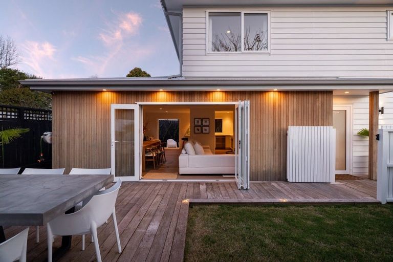 Photo of property in 2/6 Marsh Avenue, Forrest Hill, Auckland, 0620