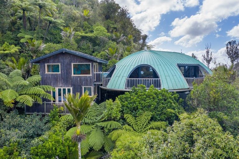 Photo of property in 440 Scenic Drive, Waiatarua, Auckland, 0612