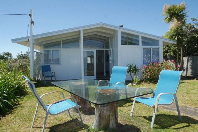 Photo of property in 25 Hemara Street, Waikanae Beach, Waikanae, 5036