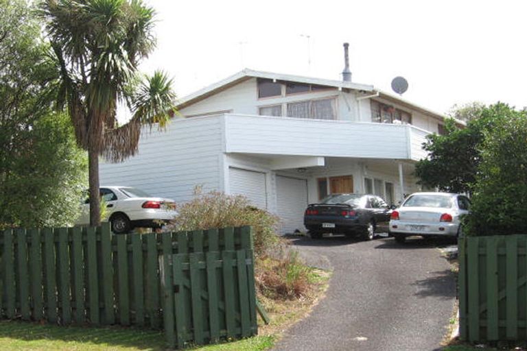 Photo of property in 20 Felgrove Street, Glendene, Auckland, 0602