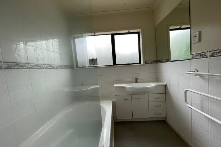 Photo of property in 14 Chablis Place, Henderson, Auckland, 0612
