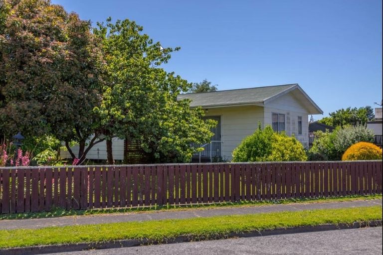 Photo of property in 6 Baillie Crescent, Carterton, 5713
