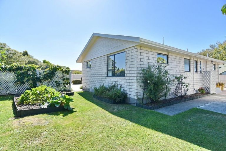 Photo of property in 4 Sonning Place, Redwood, Christchurch, 8051