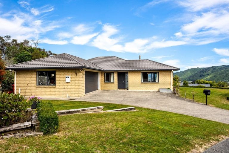 Photo of property in 32 Mount Marua Drive, Timberlea, Upper Hutt, 5018