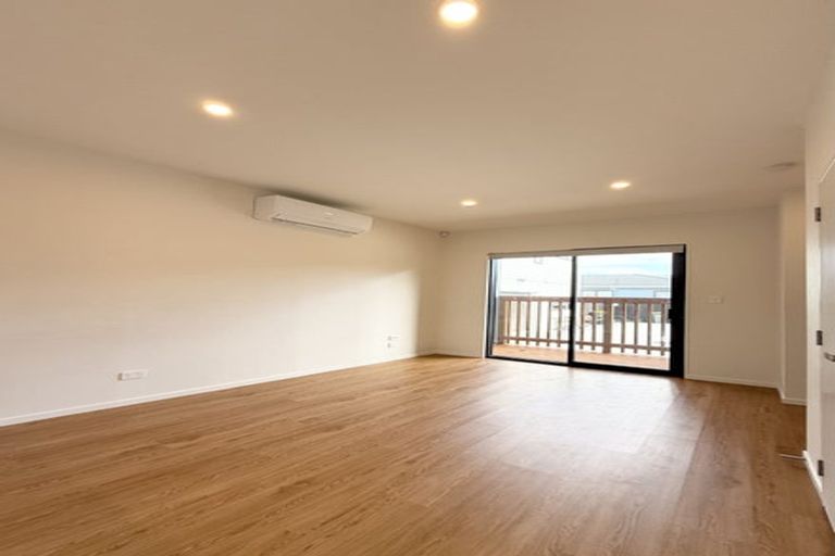Photo of property in 12d Woodhouse Place, West Harbour, Auckland, 0618