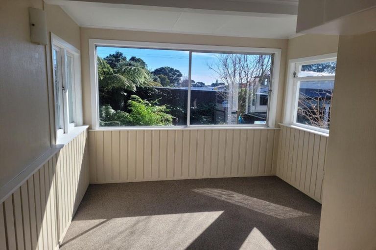 Photo of property in 105 Fulford Street, New Plymouth, 4310