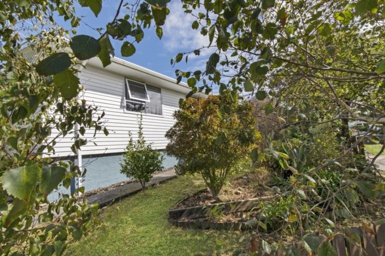 Photo of property in 24 Bartlett Grove, Tawa, Wellington, 5028