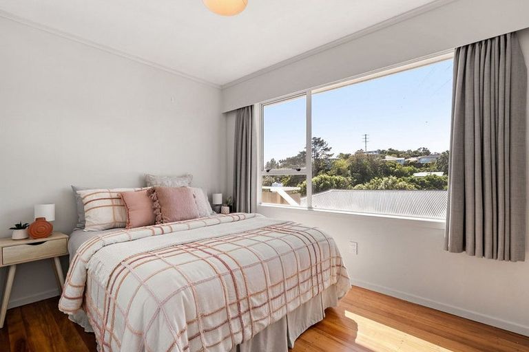 Photo of property in 6 Link Road, Newlands, Wellington, 6037