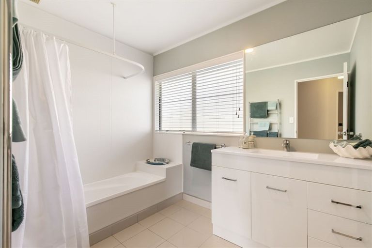 Photo of property in 10 Pelican Lane, Unsworth Heights, Auckland, 0632