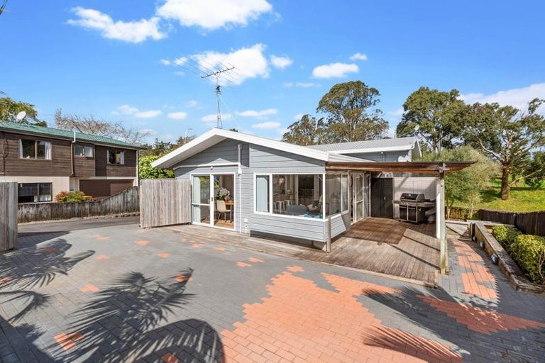 Photo of property in 2/21 Lochend Place, Highland Park, Auckland, 2010