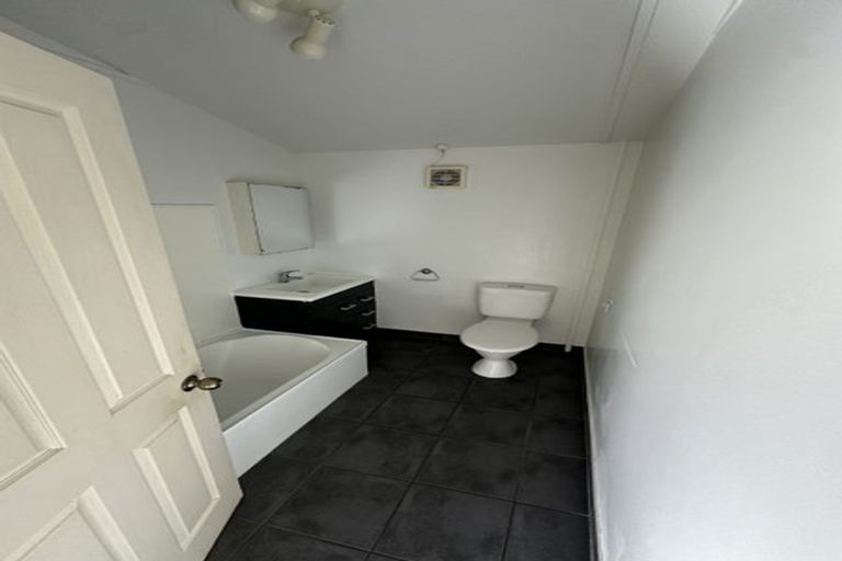 Photo of property in 10 Swanson Road, Henderson, Auckland, 0610