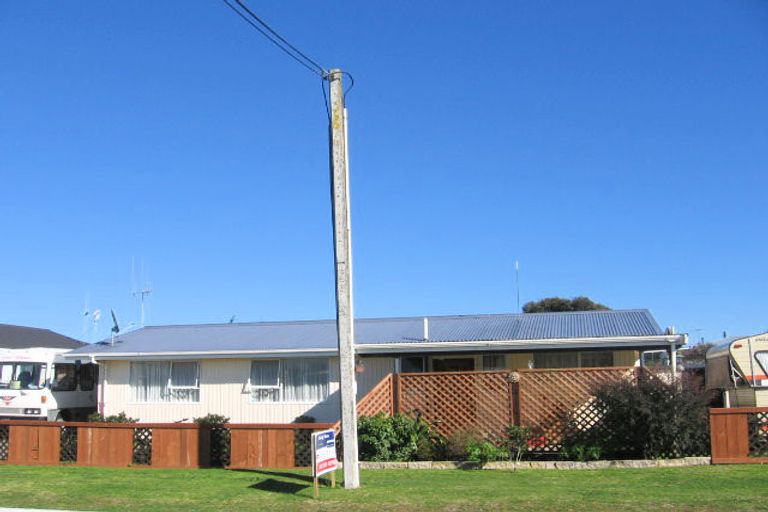 Photo of property in 8 Queen Street, Foxton Beach, Foxton, 4815