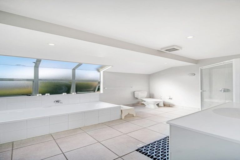 Photo of property in 2/363 Pakuranga Road, Pakuranga Heights, Auckland, 2010