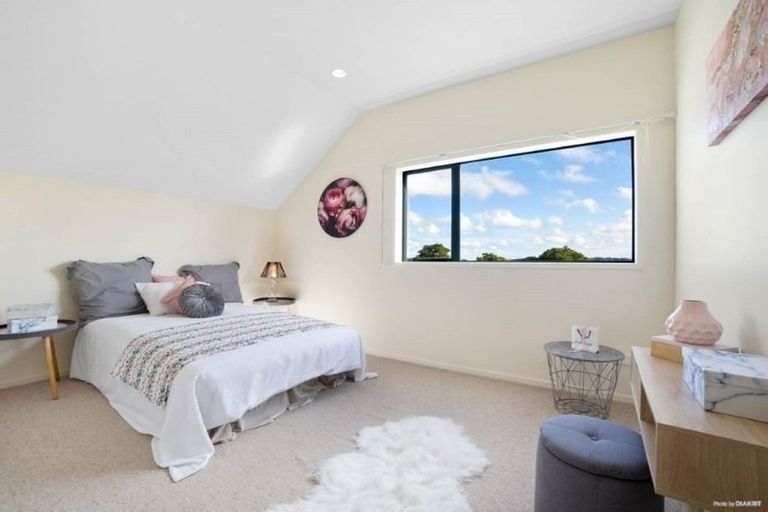 Photo of property in 28 Graham Collins Drive, Windsor Park, Auckland, 0632