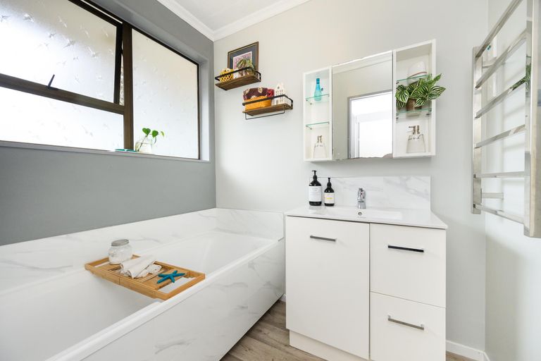 Photo of property in 83 Shamrock Street, Takaro, Palmerston North, 4412