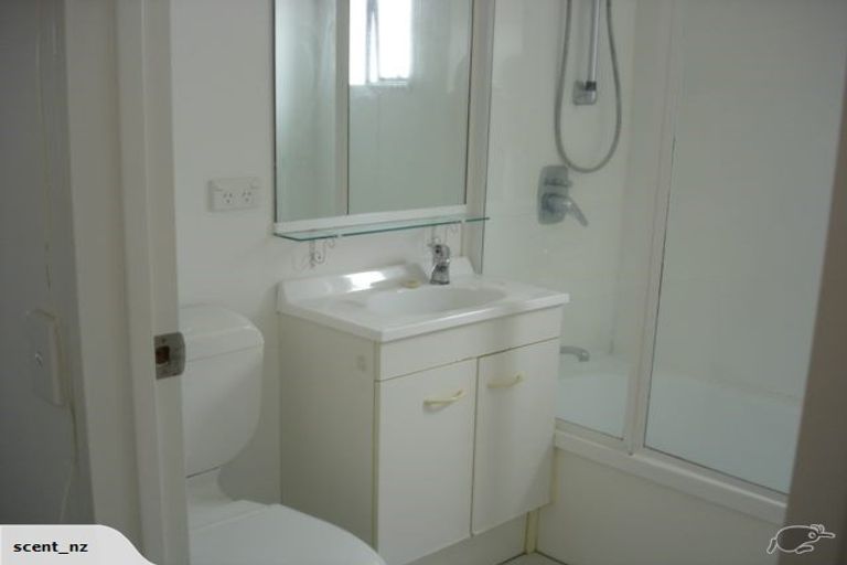 Photo of property in 9/6 John Jennings Drive, Oteha, Auckland, 0632