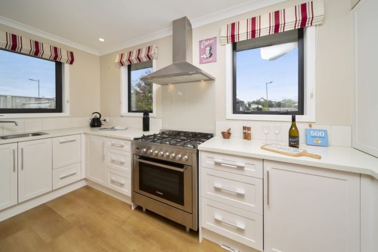 Photo of property in 7 Manurau Crescent, Merrilands, New Plymouth, 4312