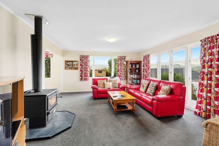 Photo of property in 13 Magdalen Street, Tawa, Wellington, 5028