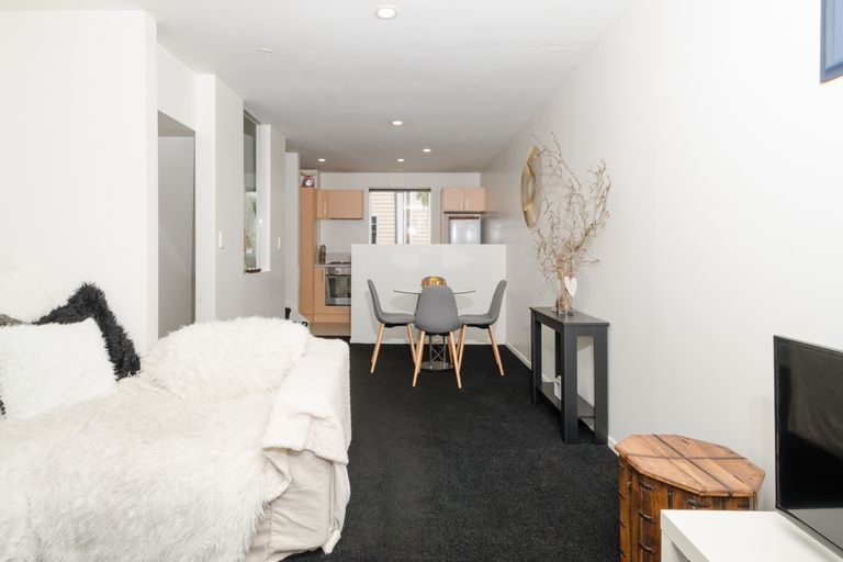 Photo of property in 15 Albionvale Road, Glen Eden, Auckland, 0602