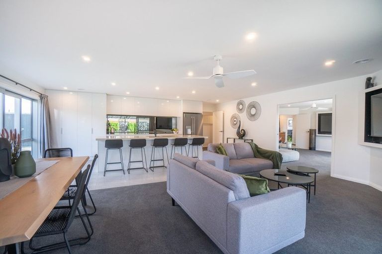 Photo of property in 10 Atlantic Drive, Fitzherbert, Palmerston North, 4410