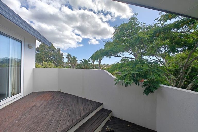 Photo of property in 31 Mandeville Place, Unsworth Heights, Auckland, 0632