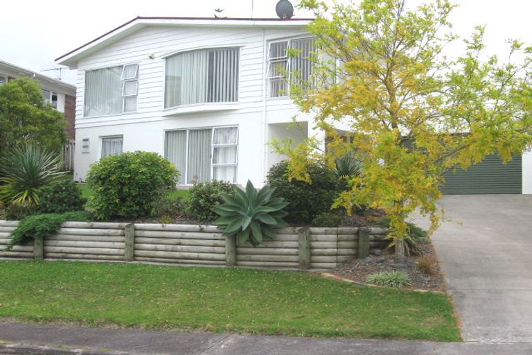 Photo of property in 13 Martin Crescent, Northcote, Auckland, 0627