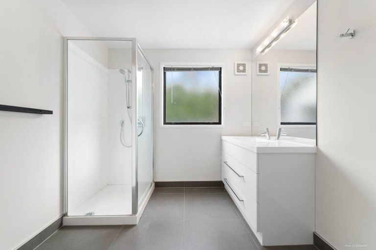 Photo of property in 4 Raphael Place, West Harbour, Auckland, 0618