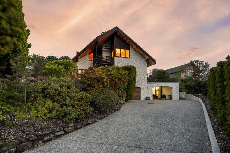 Photo of property in 9 Cypress Court, Kelvin Heights, Queenstown, 9300